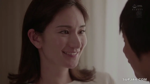 室内 · 微笑 · 白色上衣 · 交流 · 对视 · 侧脸