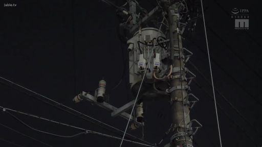 座り姿勢 · 顔部のクローズアップ · 办公室 · スーツ · 背景虚化 · 偷窥 · 坏笑 · 资料