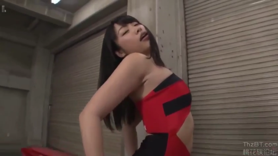 Display · Intoxicated · Half-body · 长发 · 仓库 · 站姿后仰 · 红黑紧身裙