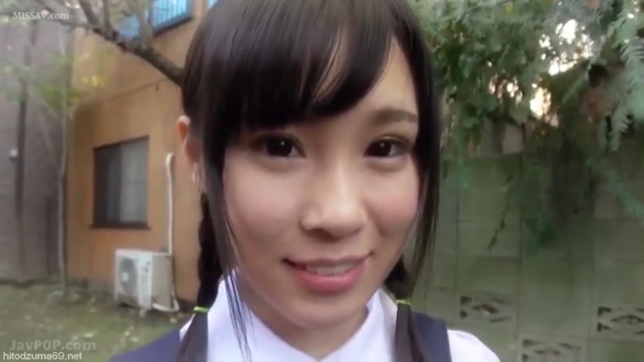 脸部特写 · 微笑 · 学生制服 · 户外 · 注视镜头 · 正面 · 麻花辫