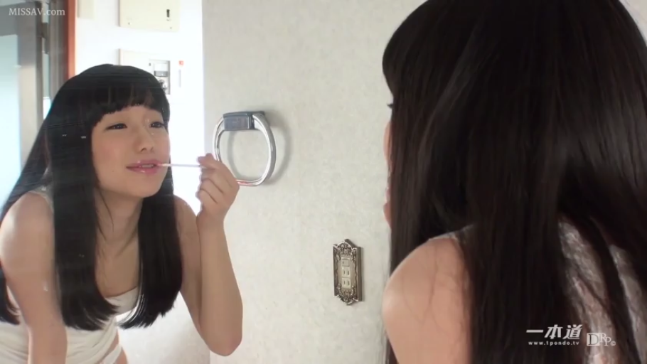 Stand · 自然 · 面部特写 · White tank top · 洗手间 · 镜子 · 黑长直 · 化妆