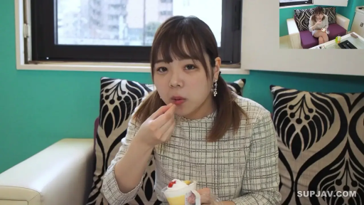 坐姿 · 脸部 · 自然 · 客厅 · 进食 · 甜点 · 画中画 · 格子衫