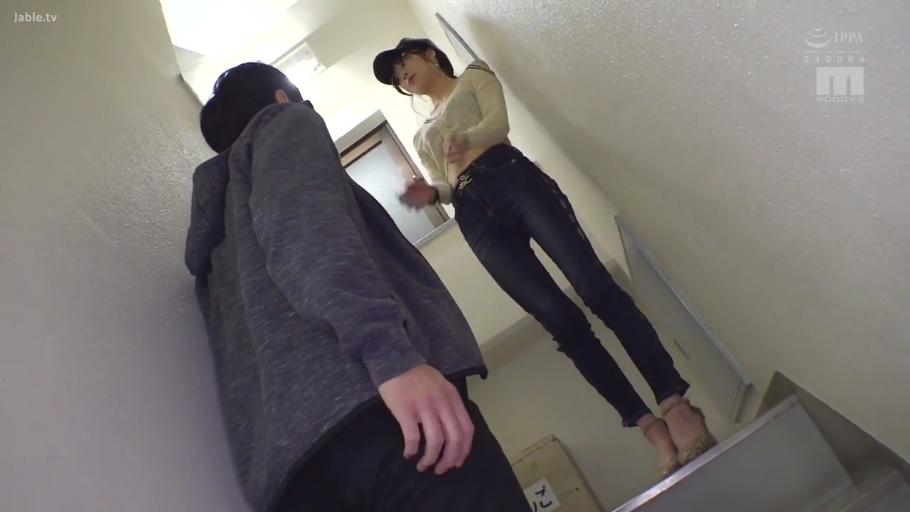 全身 · 站立 · 对视 · 冷静 · 楼道 · 帽子 · 紧身牛仔裤