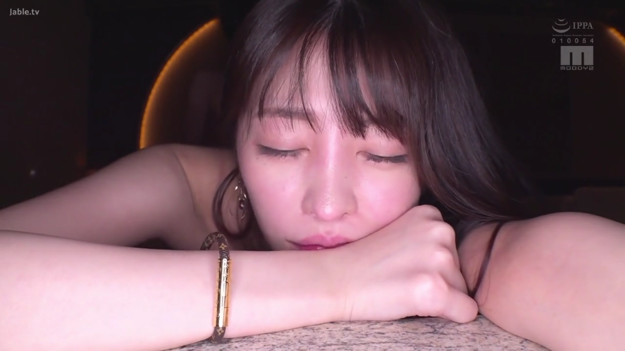 室内 · 脸部特写 · 趴卧 · 裸肩