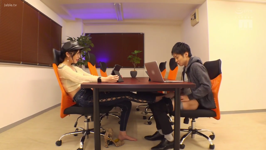 专注 · 电脑 · 全景 · 职场 · 对坐 · 足交 · 会议室 · 休闲时装