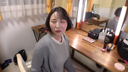 Sitting Posture · Face · Facing the camera · 短发 · squint eyes · Gray sweater · 化妆品 · Dressing Room