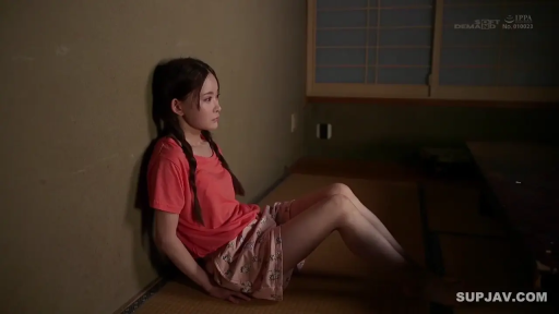 全身 · 忧郁 · 和室 · 昏暗 · 印花短裤 · 发呆 · 靠墙坐姿