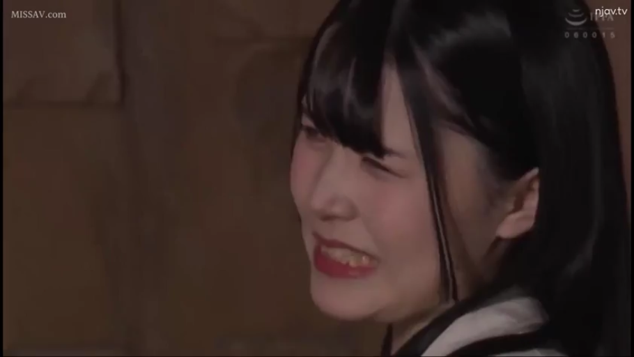 室内 · 面部特写 · 水印 · 侧脸 · 尴尬 · 白色制服 · 缩脸