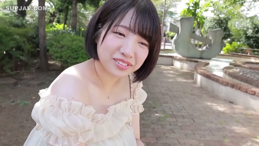 室内 · 面部特写 · 短发 · 忧虑 · 正面坐姿 · 灰色连帽衫 · 打火机 · 注视火焰