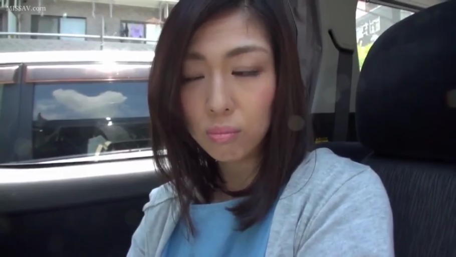 坐姿 · 脸部特写 · 车内 · 灰色开衫