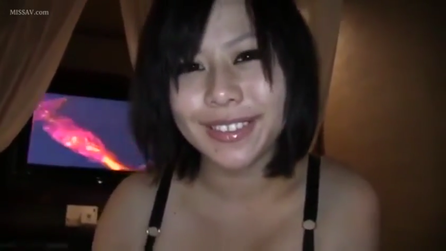 室内 · 顔部のクローズアップ · 微笑 · カメラに向かって · ショートヘア · 黒い下着 · 正面 · 电视机