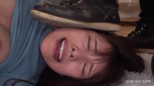 室内 · 顔部のクローズアップ · 受虐 · 苦痛 · 寝姿 · 蓝色针织衫 · 皮靴 · 踩脸