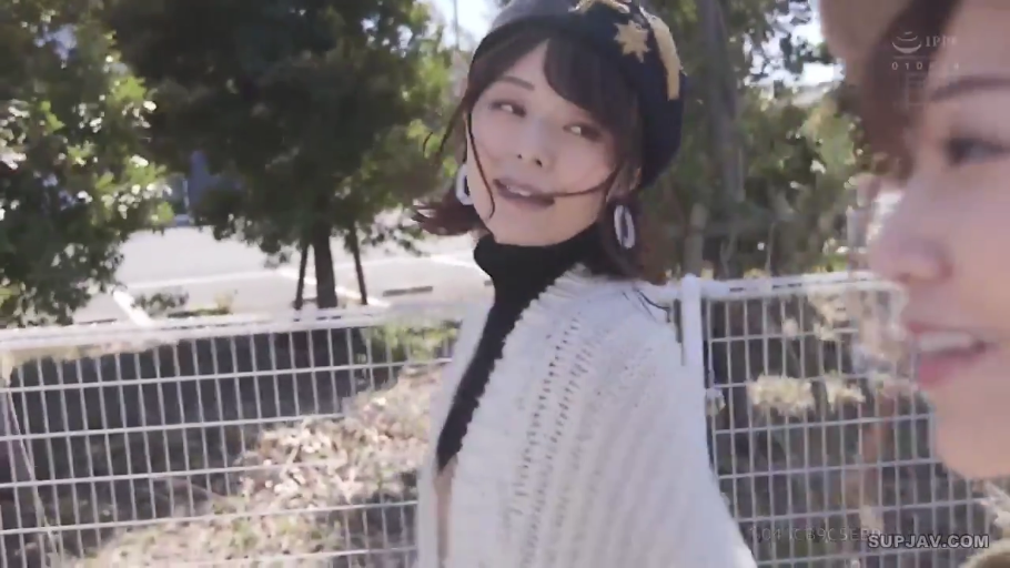 中景 · 白色开衫 · 户外