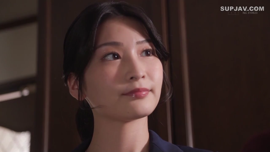 室内 · 脸部特写 · 站立 · 平静 · 注视 · 深色西装 · 气质