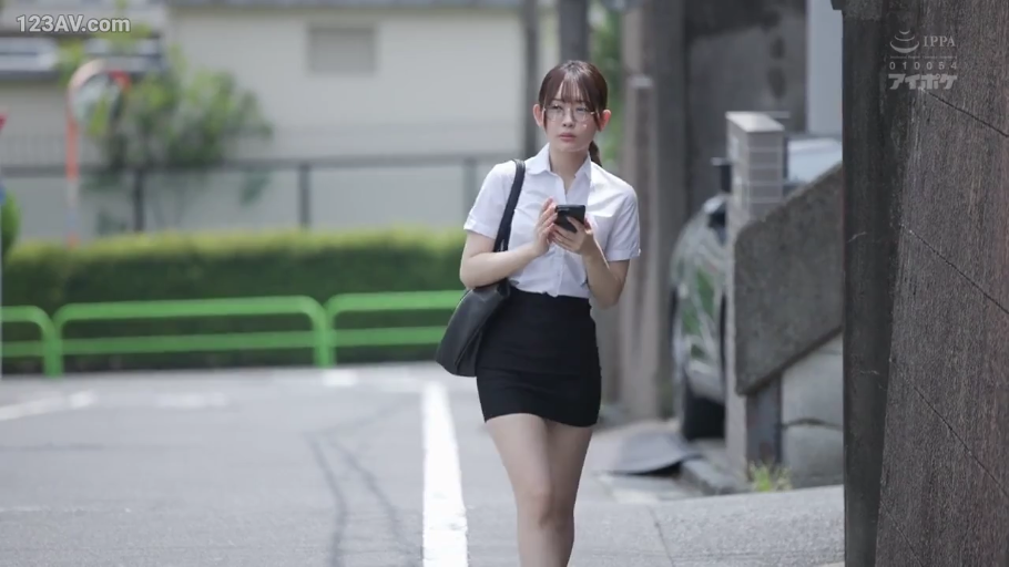 投入 · 办公室 · 口交 · 办公桌 · 条纹衬衫 · 阴茎 · 跪立 · 职场系列