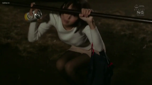 蹲姿 · 迷离 · 白色紧身衣 · 中景 · 户外 · 易拉罐 · 夜晚 · 醉酒