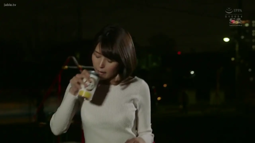 专注 · Stand · 上半身 · 短发 · Can · 白色针织衫 · 户外夜晚 · Drink water