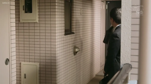 室内 · 严肃 · 字幕 · 面部特写 · 凝视 · 西装 · 侧头