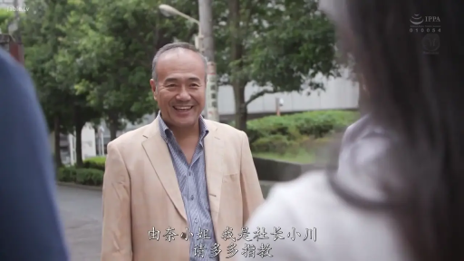 交谈 · 全身 · 站立 · 微笑 · 手提包 · 街道 · 户外 · 便装