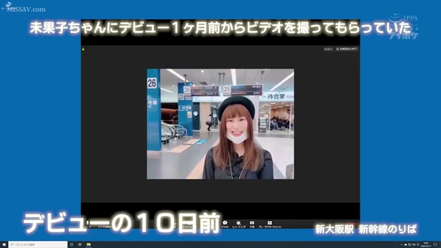 站立 · 微笑 · 面部特写 · 休闲装 · 录制 · 视频截图 · 贝雷帽 · 车站