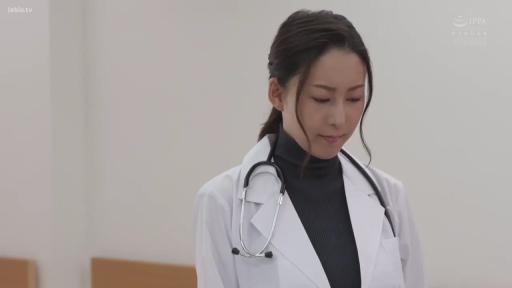 脸部特写 · 医生白大褂 · 医疗诊室 · 静止站立 · 低头沉思 · 严肃专业 · 听诊器 · 职业角色