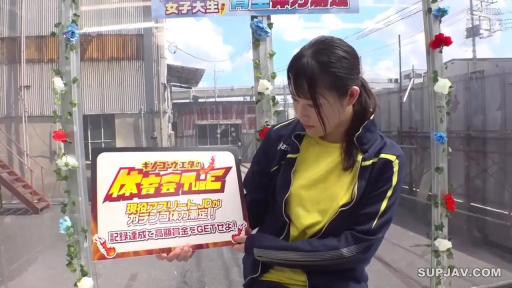 专注 · 展示 · 中景 · 户外 · 运动服 · 告示牌 · 站立持牌