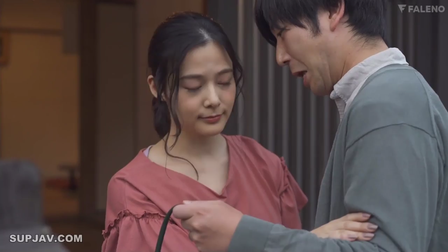 室内 · 站立 · 中景 · 休闲服