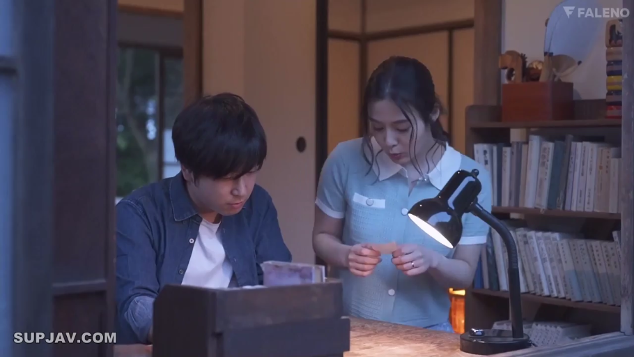 室内 · 坐姿 · 专注 · 中景 · 台灯 · 休闲装 · 查看