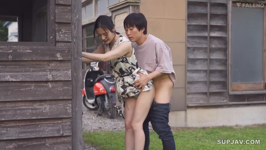 性交 · 陶醉 · 户外 · 碎花连衣裙 · 站立后入 · 摩托车