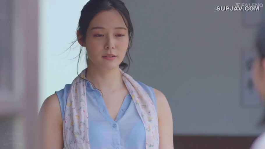 室内 · 忧郁 · 站立 · 面部特写 · 凝视 · 蓝色衬衫 · 碎花围巾