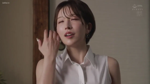 和室 · 字幕 · 特写 · 交流 · 仰头 · 白色无袖衬衫 · 欣慰