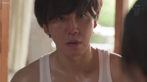 室內 · 嚴肅 · 站立 · 面部特寫 · 白色背心 · 凝视 · 男性