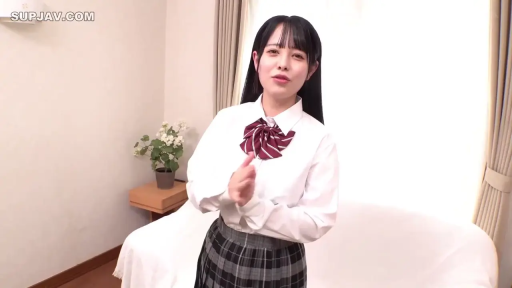 坐姿 · 客厅 · 认真 · 偷窥 · 电视 · 灰色保罗衫 · 看电视