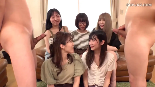 坐姿 · 沙发 · 微笑 · 客厅 · 休闲服 · 下体特写 · 多男多女 · 群欢