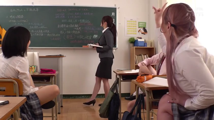 站姿 · 教师服 · 教室 · 全景 · 平静 · 黑板 · 校园 · 教学