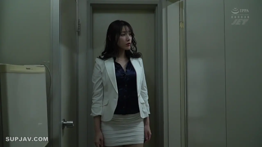 严肃 · 站立 · 半身 · 职业装 · 走廊 · 熟女 · 观望