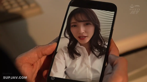 室内 · 脸部特写 · 第一视角 · 白衬衫 · 微笑 · 手机 · 正面 · 视频通话