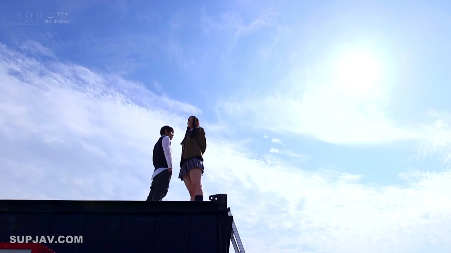 真剣 · 站立 · 制服 · 遠景 · 屋外 · 俯视 · 集装箱