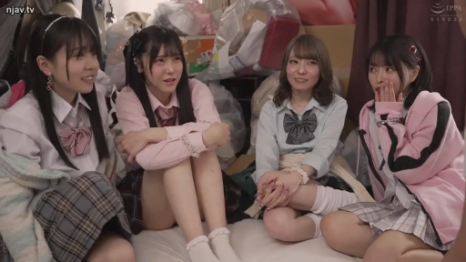 室内 · 坐姿 · 中景 · 微笑 · 聊天 · 多人 · JK制服