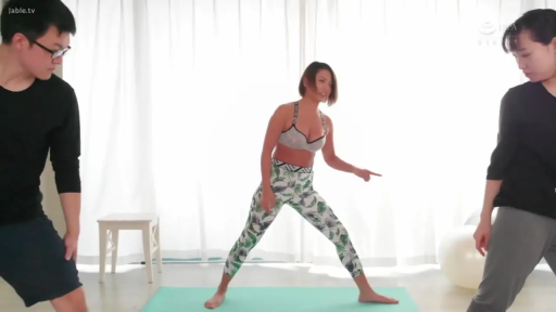 站立 · 全景 · 运动服 · 室内健身房 · 健身 · 瑜伽球 · 螺旋楼梯