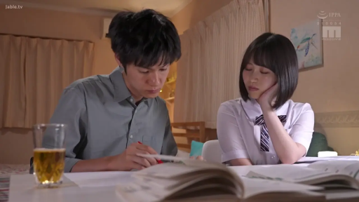 室内 · 坐姿 · 专注 · 剧情 · 制服 · 书本 · 学习