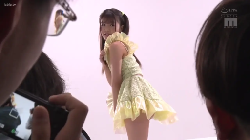 中景 · 站姿 · 笑容 · 摄影棚 · 日系 · 摆姿势 · 黄色偶像服