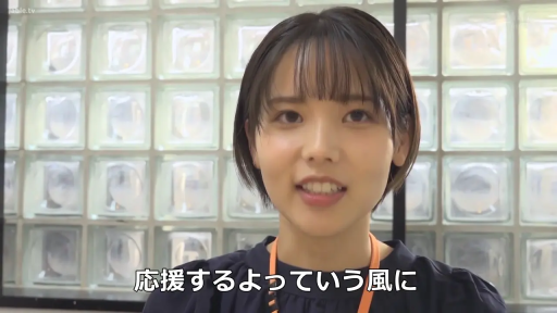 室内 · 面部 · 自然 · 正坐 · 工作证挂绳 · 深色工作服 · 采访发言