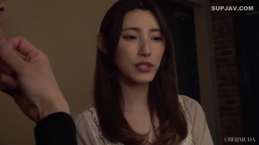 室内 · 坐姿 · 专注 · 面部特写 · 交流 · 长发 · 浅色蕾丝衫