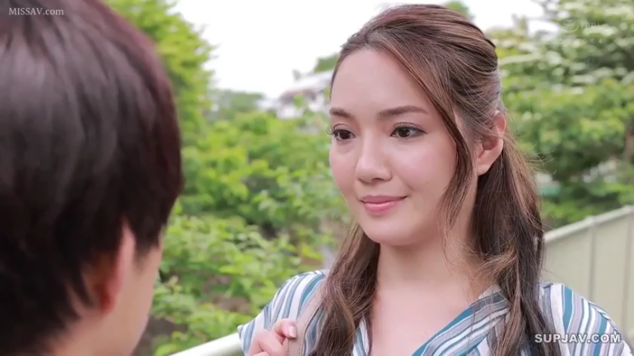 Stand · Smile · 特写 · Eye contact · 条纹衫 · Outdoor · 长发 · 背包