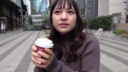 站立 · 自然 · 半身特写 · 长发 · 咖啡杯 · 户外街道 · 紫色高领毛衣 · 手持咖啡