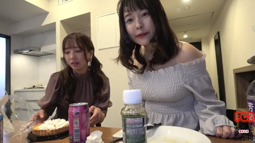 坐姿 · 自然 · 客厅 · 上半身 · 日常服饰 · 聚餐 · 蛋糕与饮料