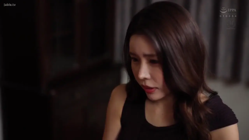 室内 · 忧郁 · 面部特写 · 注视 · 长发 · 侧头 · 黑色无袖上衣