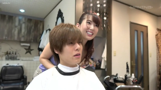 坐姿 · 中景 · 微笑 · 剧情 · 理发围布 · 理发店 · 剪发 · 理发设备