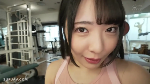 俯身 · 脸部特写 · 运动背心 · 微笑 · 诱惑 · 健身房 · 健身器材 · 单女